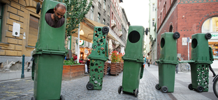 Kukákból és bringákból épült szerkezet Budapest utcáin