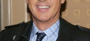Hugh Laurie helyett Michael Keaton lesz a főgonosz a Robotzsaru új változatában