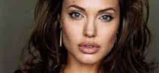Megdöbbentő és tisztelendő döntés: Angelina Jolie eltávolíttatta a melleit
