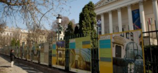 Vakuvillanások az ország történetéből - Kerítéskiállítás Budapesten 