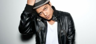 Bruno Mars Stinggel és Rihannával lép fel a Grammy-díjátadón