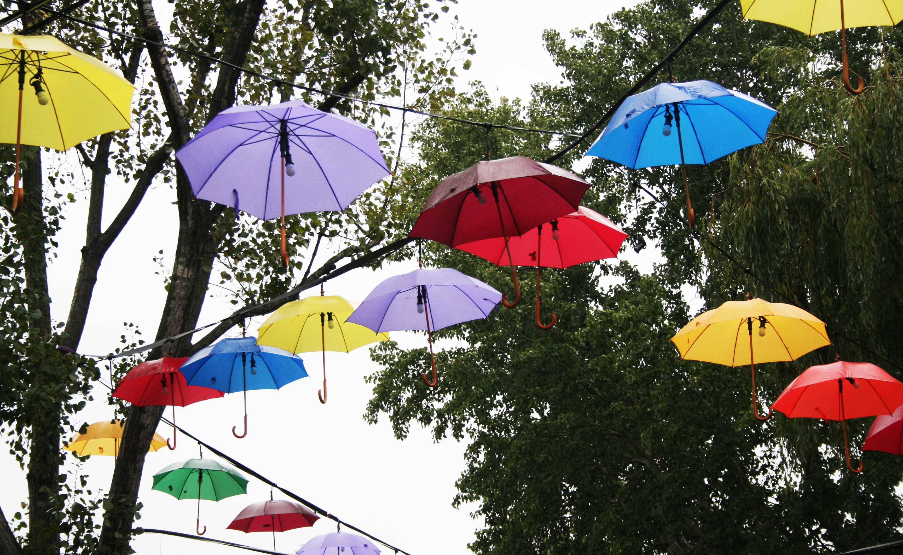 Ezek az esernyők a helyükön maradtak, pedig biztos sokan örültek volna egynek a zápor idején.