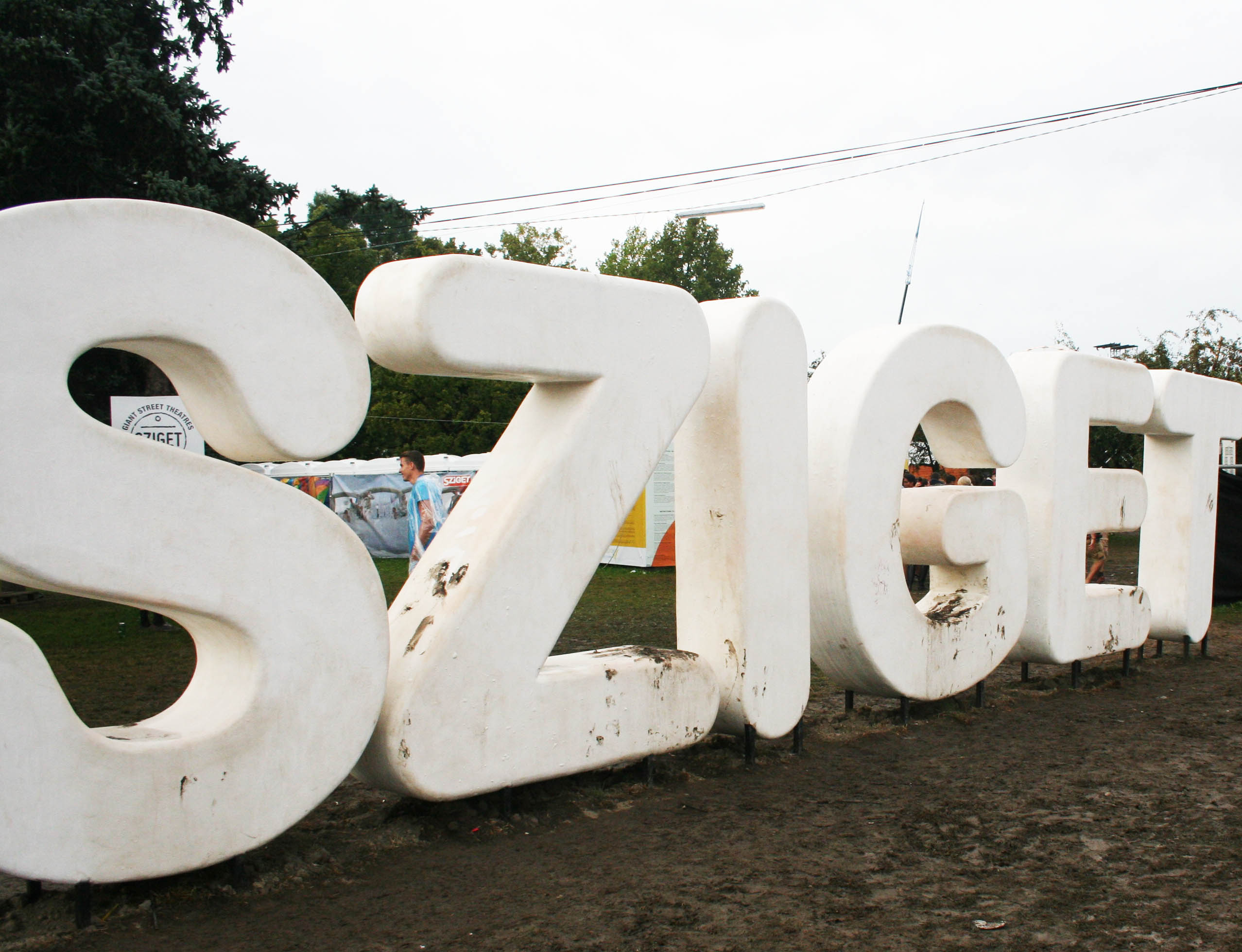 A Sziget-felirat is kicsit sáros lett, de esőben is nehéz volt megörökíteni úgy, hogy ne pózoljanak előtte legalább hárman.