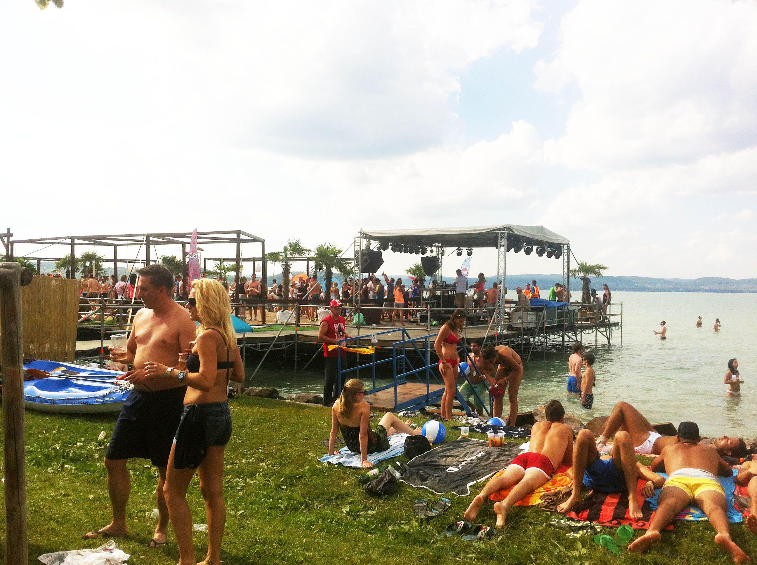 A Sziget Lounge kellemes zenével és a víz feletti tánc lehetőségével várja a fesztiválozókat.