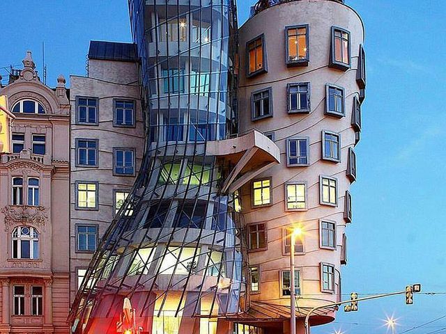 Táncoló házak ritmusa - Frank Gehry építész fantáziájának egekbe szökő "ívelése"