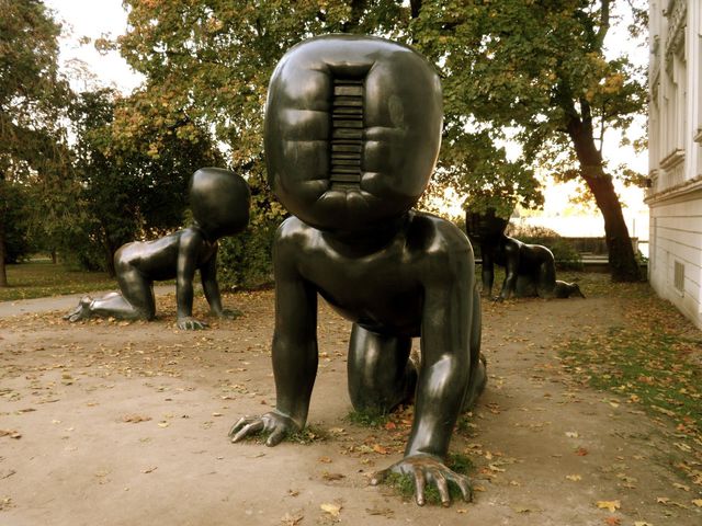 Feltételen torzulás - David Cerny szobrász húsbaható elrugaszkodásai