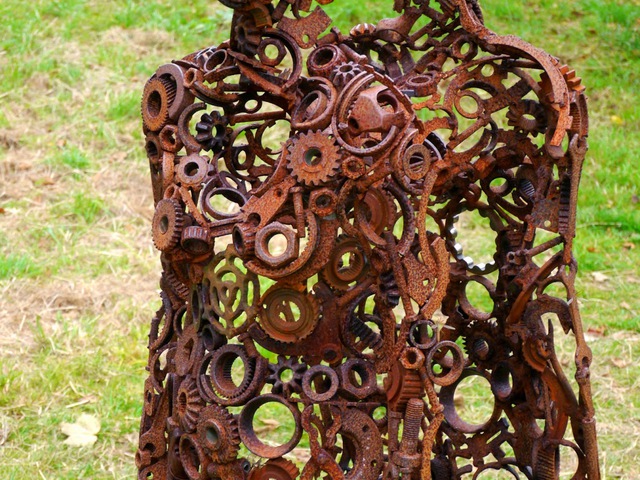 A korrózió esztétikája - Penny Hardy hulladékfém-művész szobrai