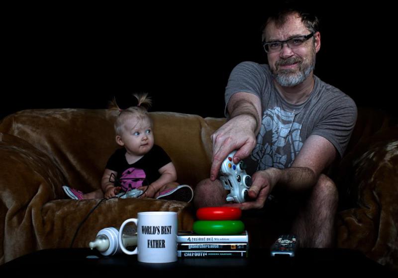 cool-best-father-baby-funny-photography-chicquero-playing-video-game.jpg