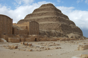 Kr.e. 2600 - Dzsószer lépcsős piramisa