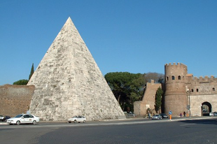Kr.e.12 - Cestius piramisa