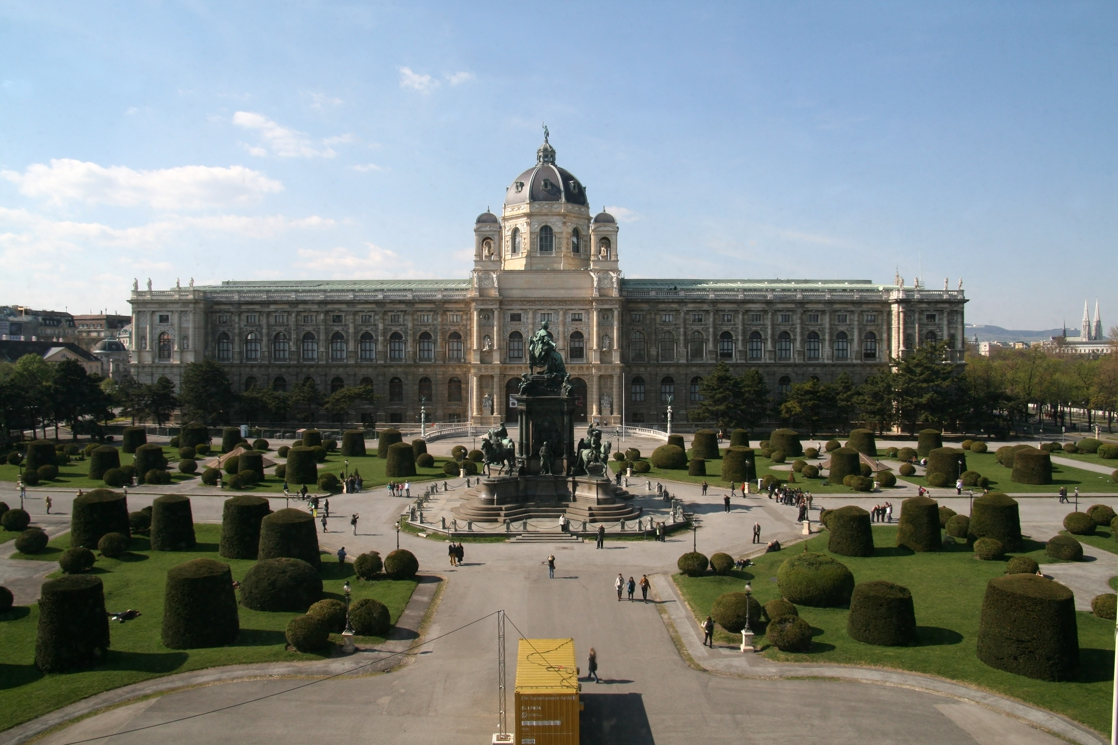 naturhistorisches_museum_wien_maria-theresien-platz_2012.jpg