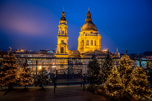 BRÉKING: A finn Mikulás kapcsolja fel a karácsonyi fényeket az Aria Hotel Budapestben