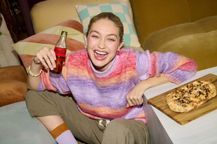 Új kampányában Gigi Hadiddal ünnepli a közös étkezések varázsát a Coca-Cola