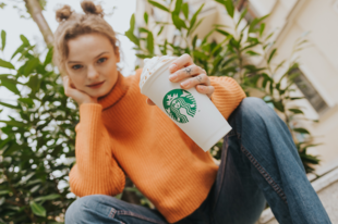 Így várd fűszeres, de véletlenül se paprikás hangulatban az őszt: bemutatkoznak a Starbucks őszi kávékülönlegességei