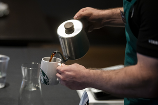 Kiderült, ki lett Magyarország kávémestere: ő indulhat a Starbucks nemzetközi Barista Bajnokságán Londonban