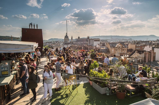 Zene, koktélköltemények és csodálatos panoráma - Így vár a 360 Bar!