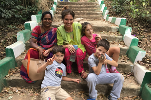 Lohonyai Dóra könyet írt arról, hogy fél évet töltött Indiában egyedül három gyerekkel és az autizmussal