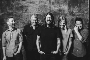 20 év után újra nálunk koncertezik a Foo Fighters!