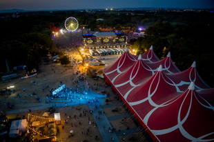 Gigantikus méretű zenei helyszínekkel vár a jövő héten startoló Sziget!