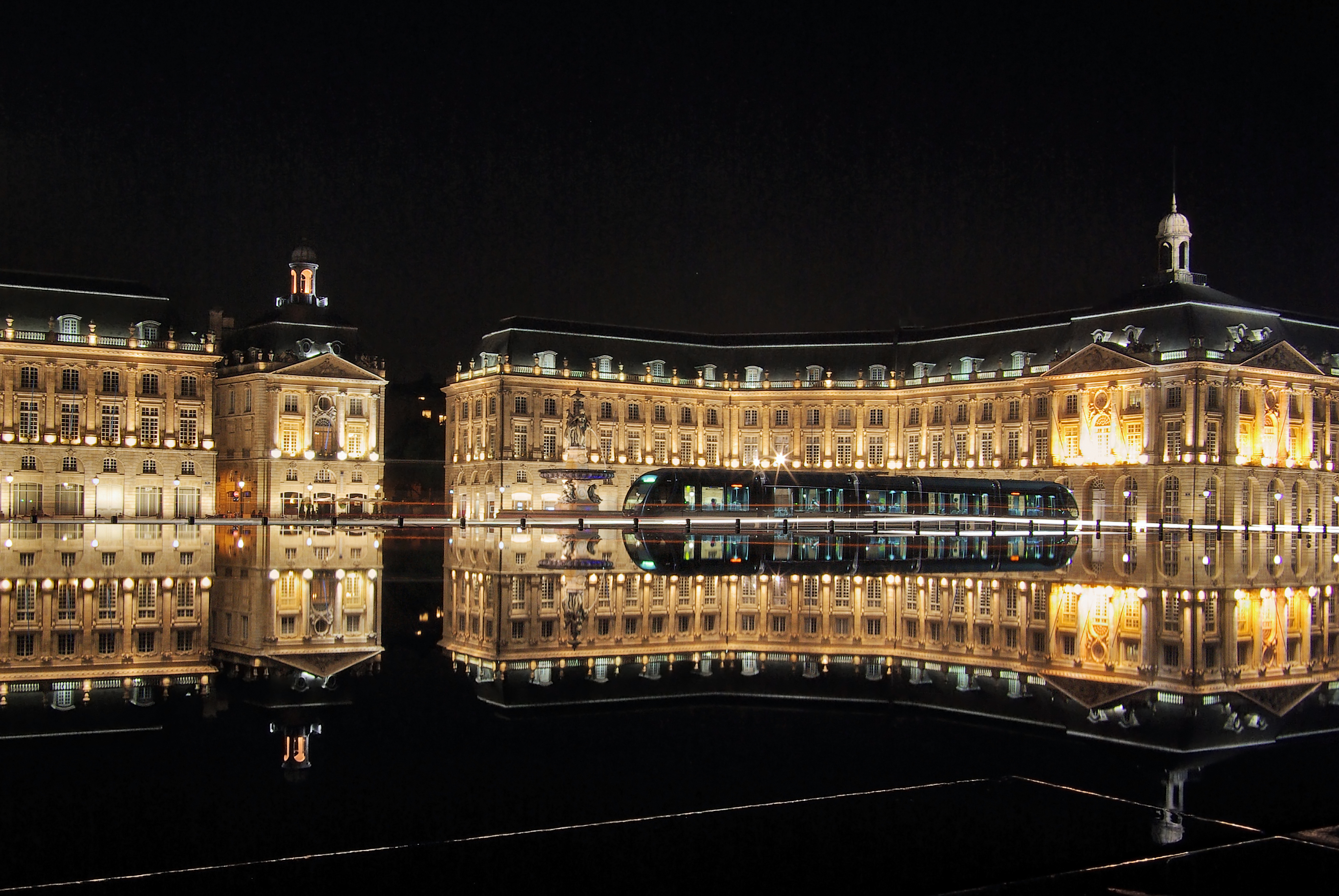 bordeaux_place_de_la_bourse_with_tram.JPG