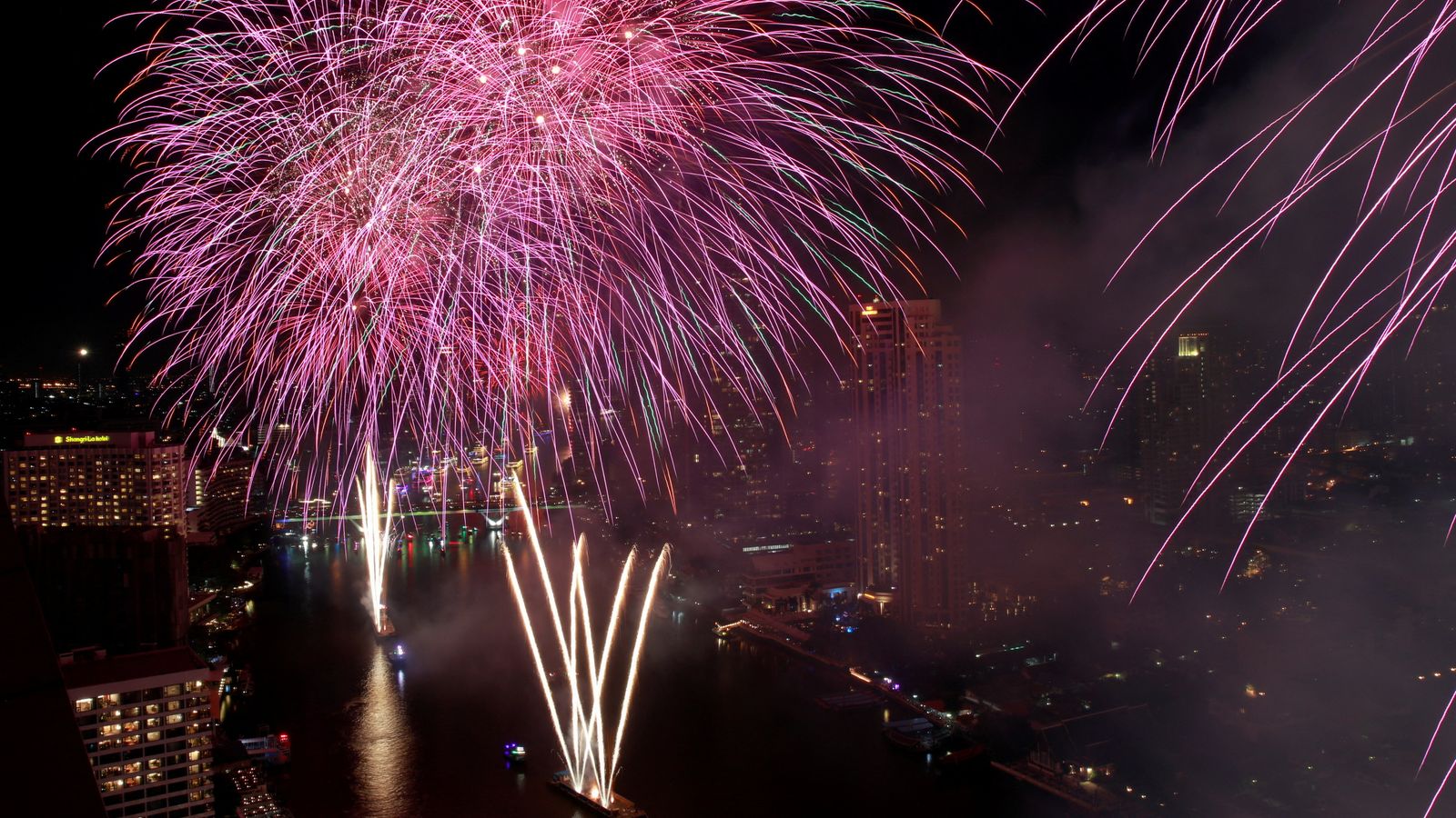 skynews-new-year-fireworks_5629579.jpg
