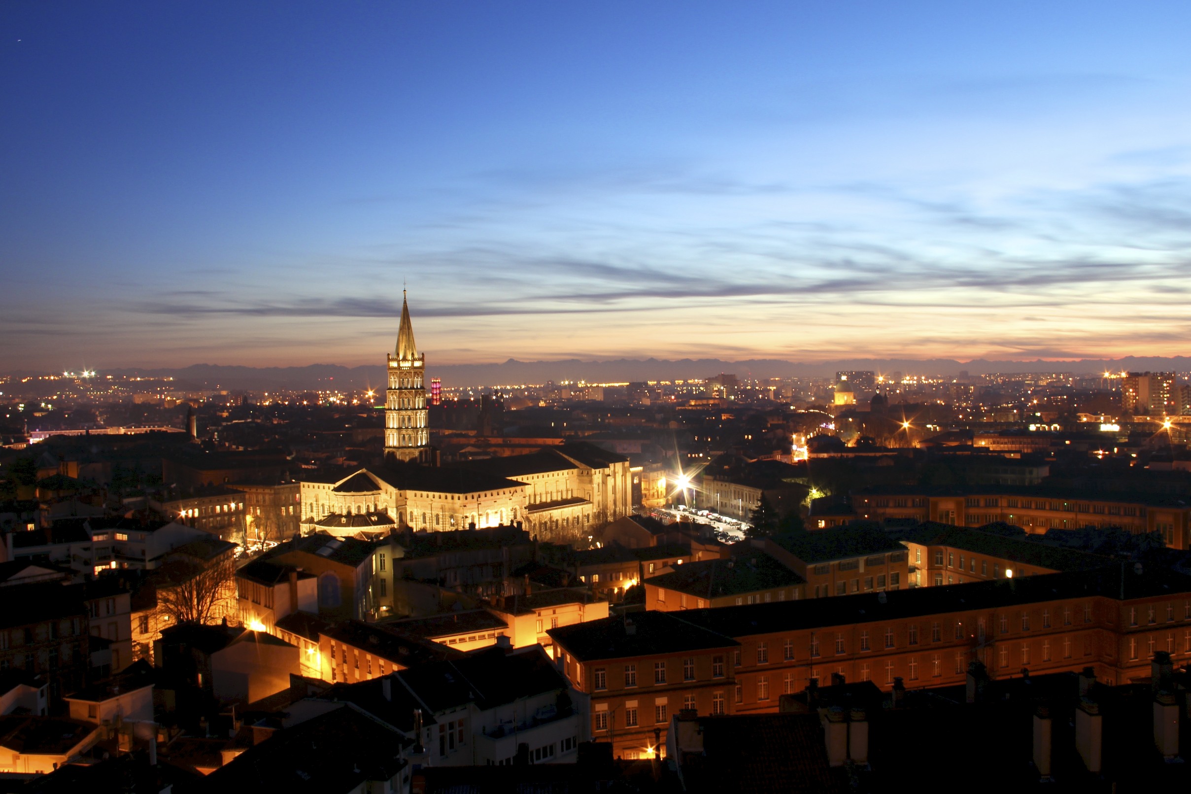 toulouse_by_night_with_basilique_saint-sernin.jpg