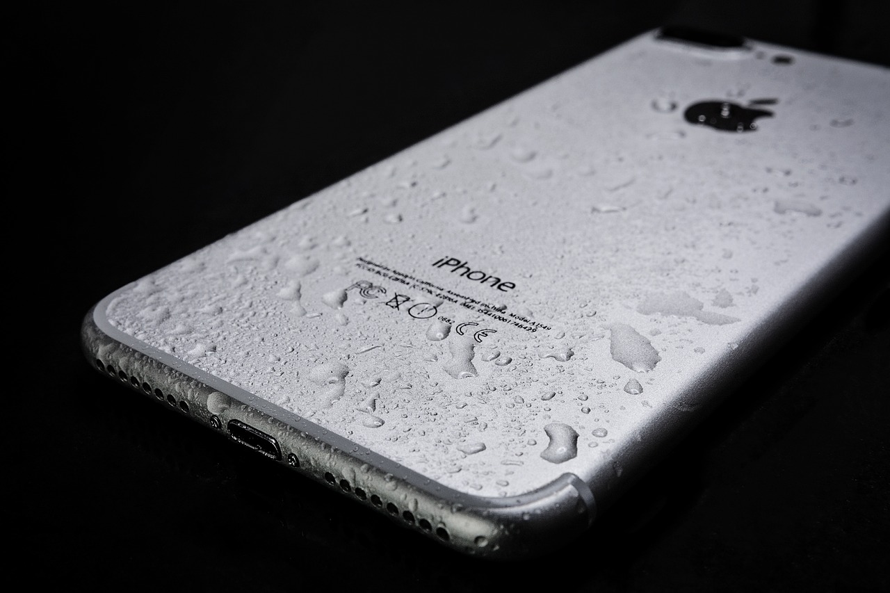 wet-smartphone-g434f7adf5_1280.jpg