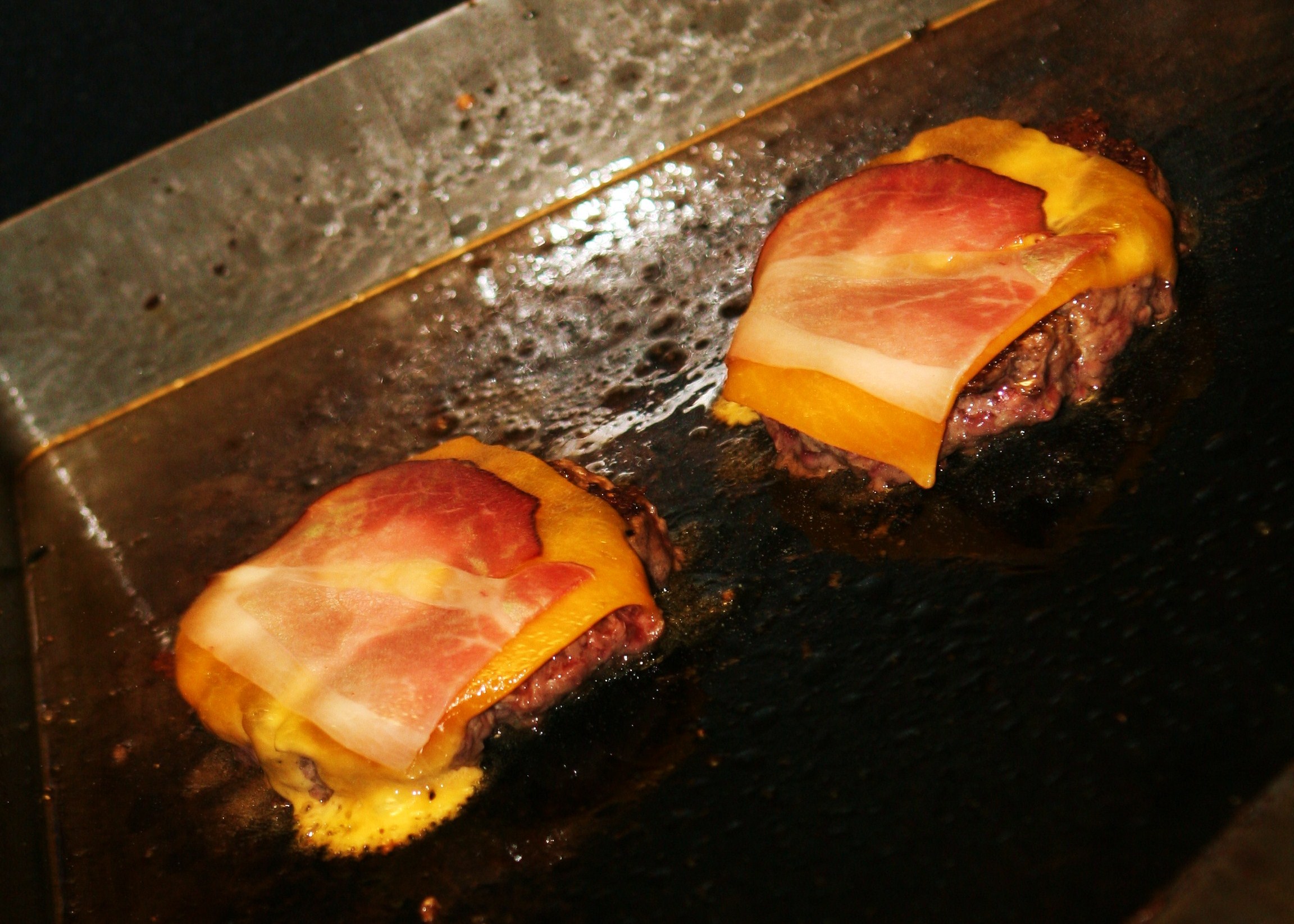 Csodáljuk meg másik szögből is ezeket a sajtos baconos húspogácsás csodákat!