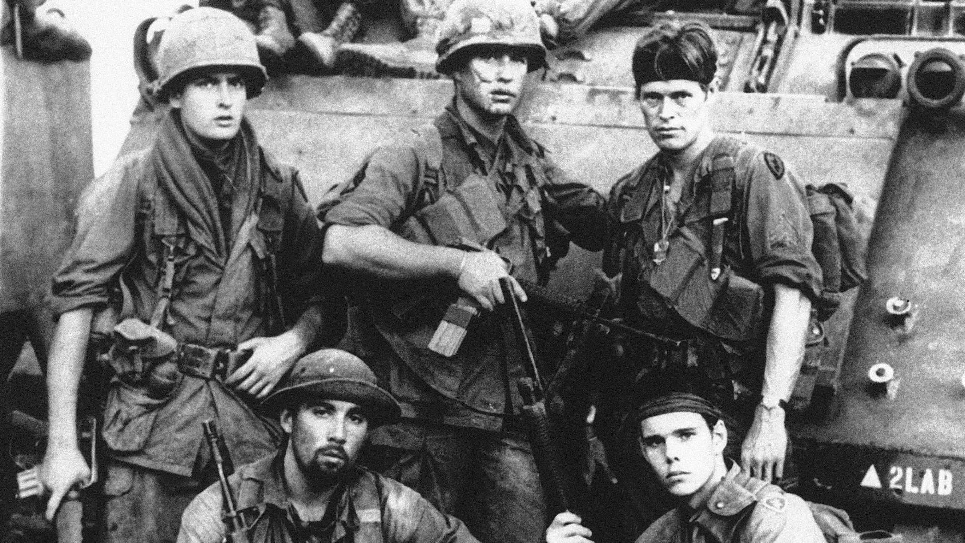 em-pe-da-esquerda-para-direita-charlie-sheen-tom-berenger-e-willem-dafoe-embaixo-francesco-quinn-e-kevin-dillon-no-set-de-platoon-1312805215737_1920x1080.jpg