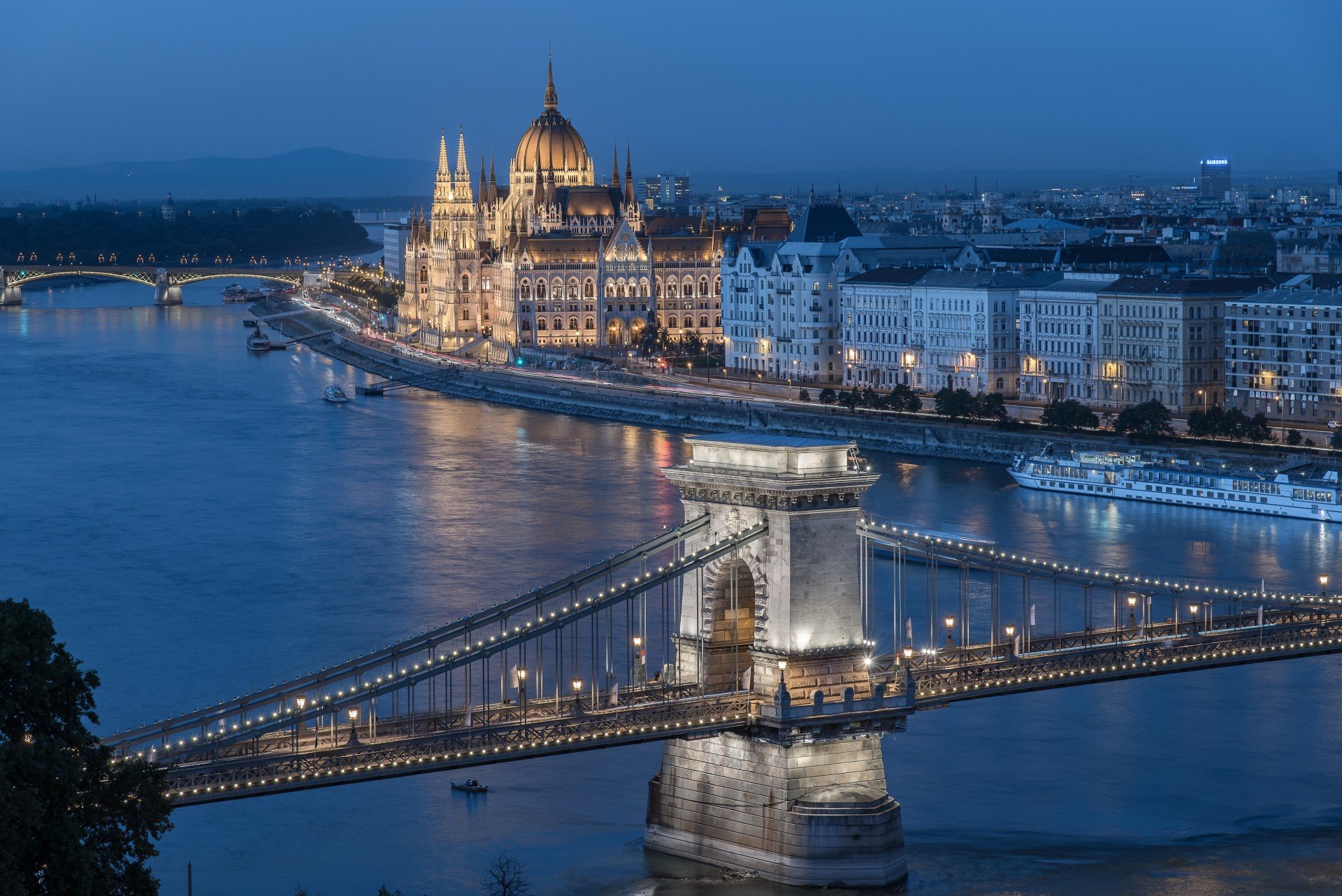 433026-hungarian_parliament_building-cityscape-chain_bridge-budapest.jpg