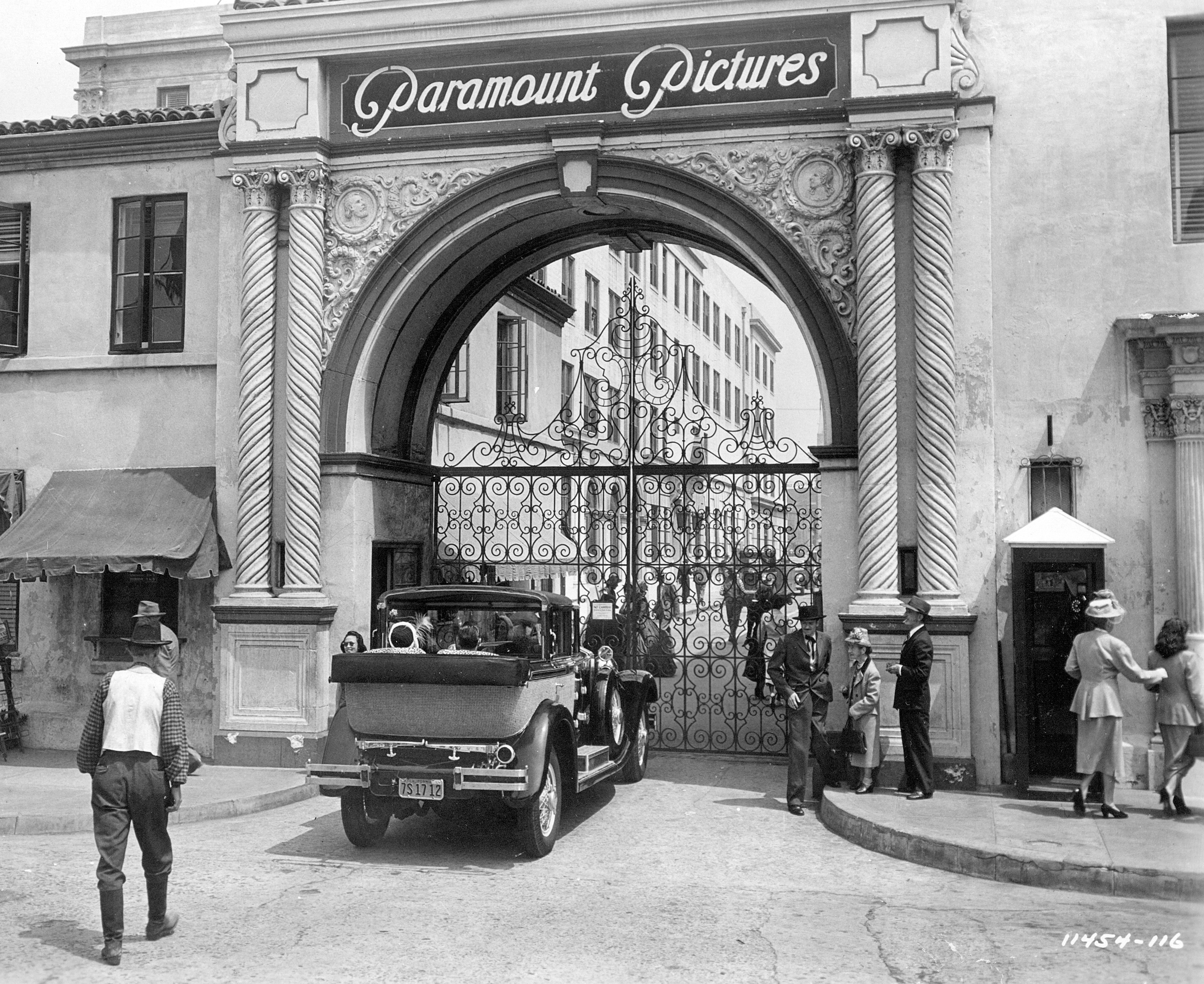 paramount-studio-sunset_blvd_1950_25.jpg