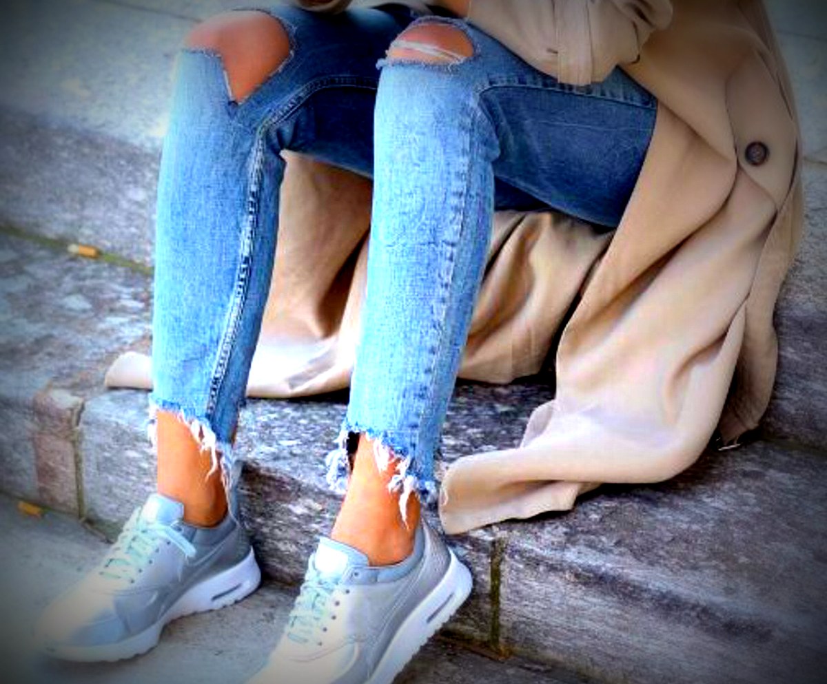 silver sneaker outfits