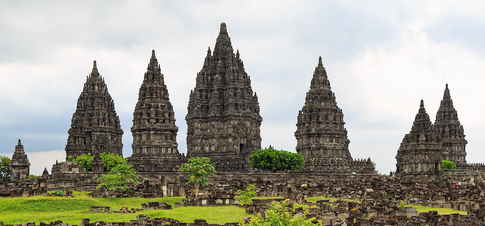 yogyakarta_indonesia_prambanan-temple-complex-02.jpg