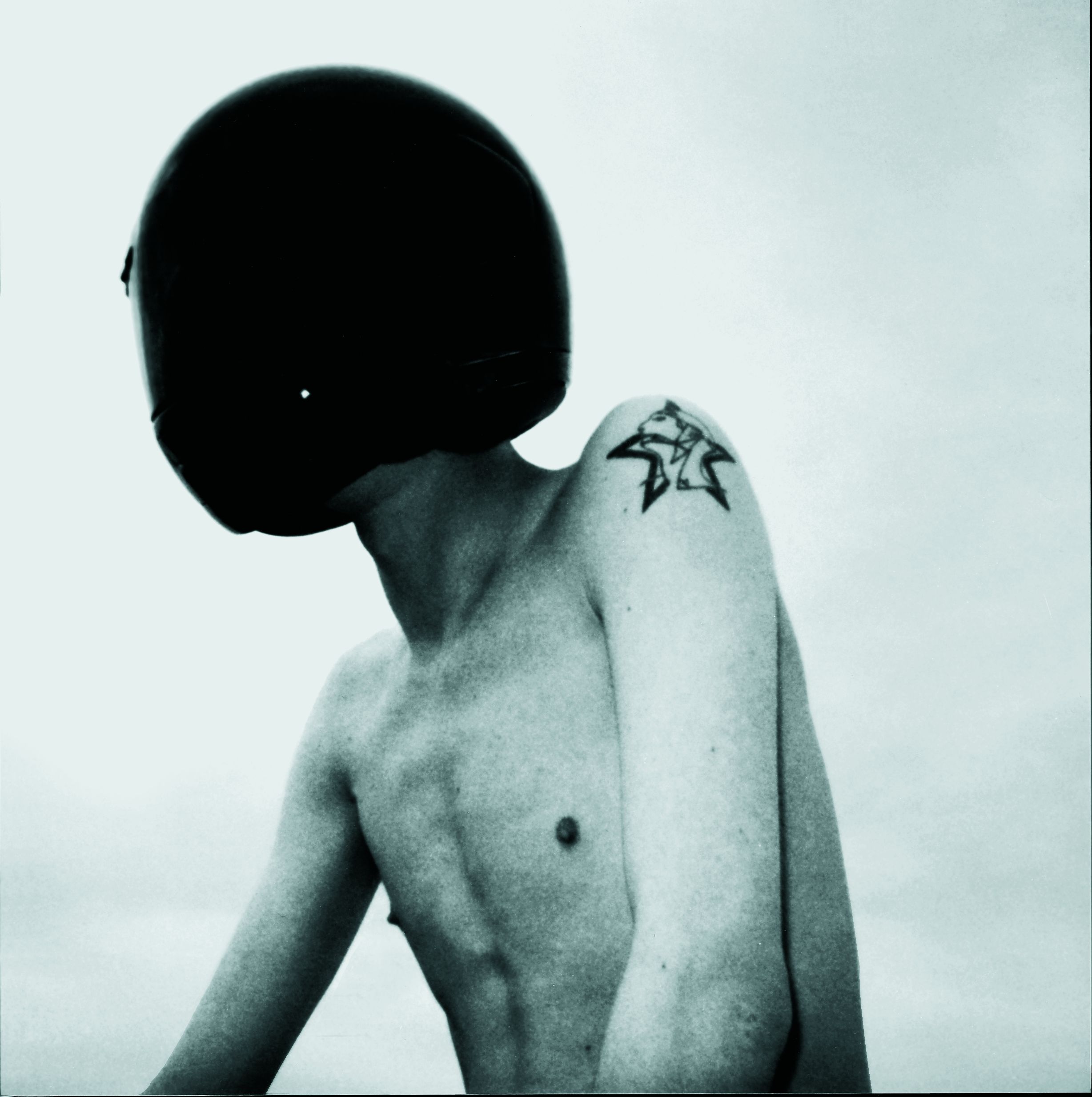 Raf SIMONS: Elszigetelt hősök 1. (Robbie), 2000, fekete-fehér fénykép, műanyag, 100 × 100 cm, a Dornbracht Culture Projects jóvoltából