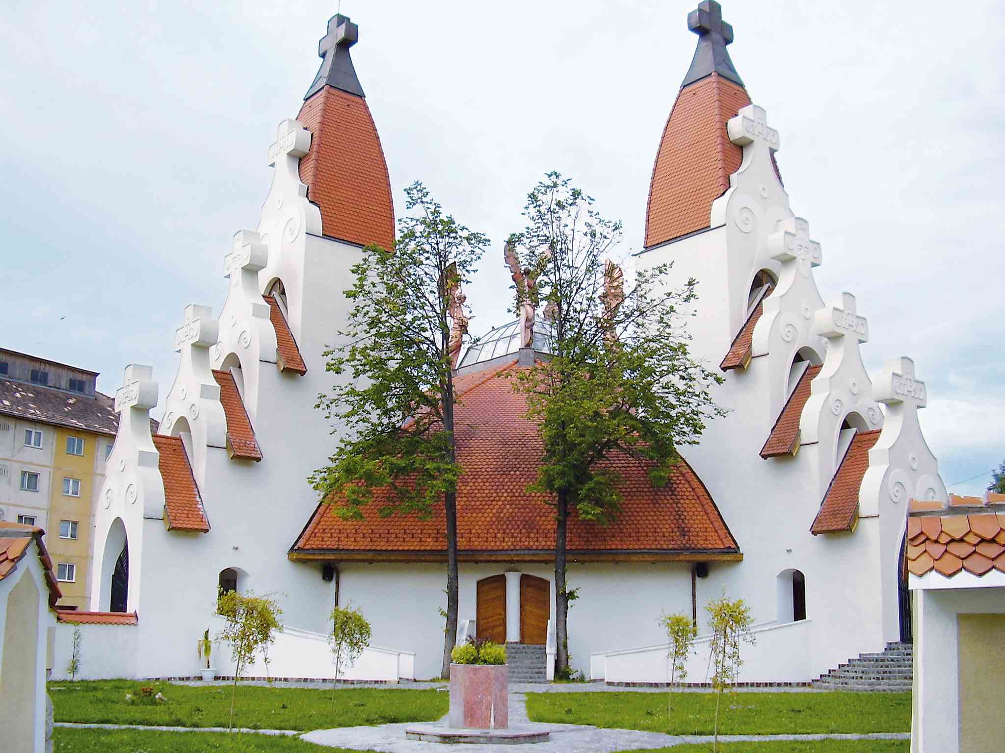 A csikszeredai Makovecz-templom
