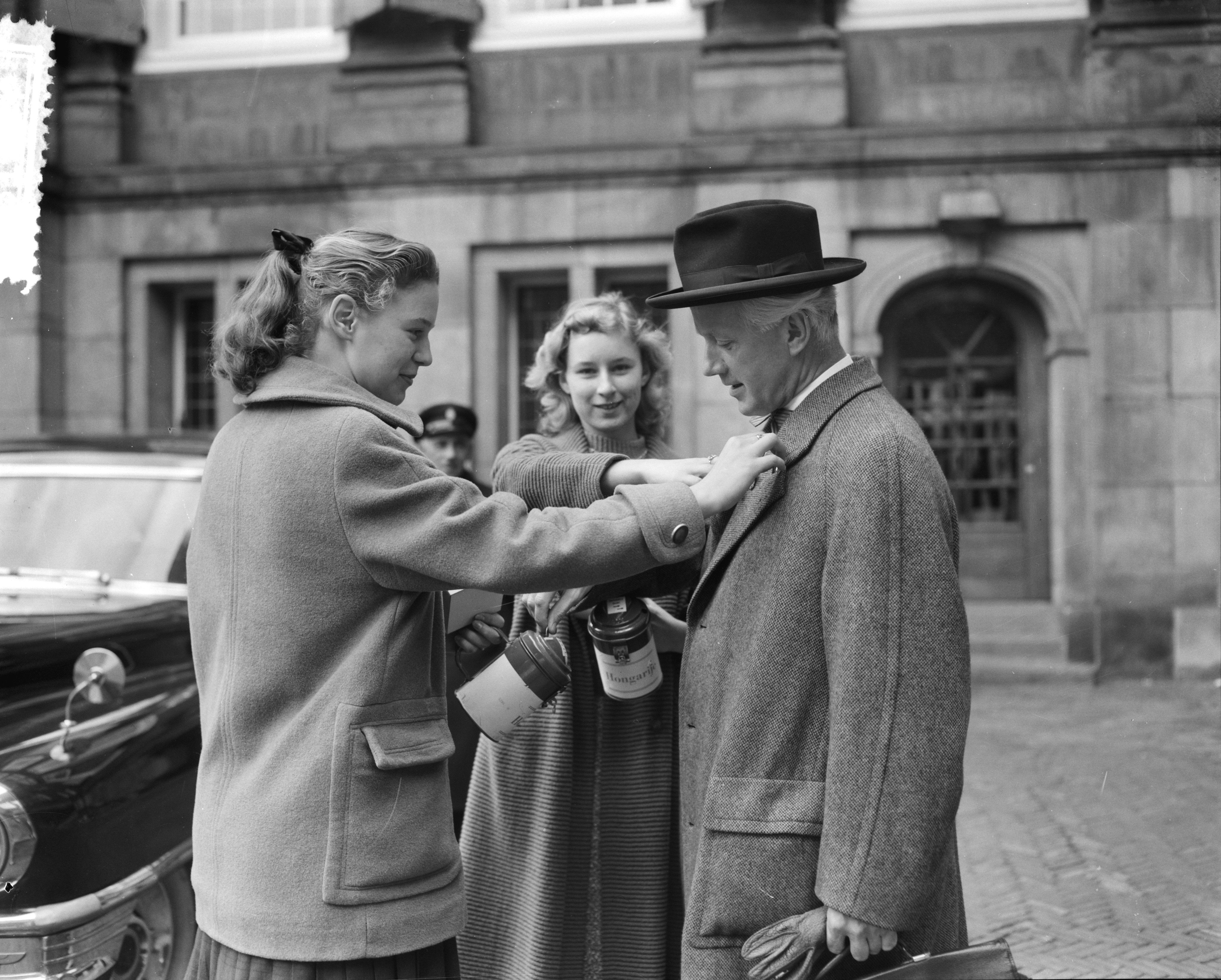 Ameszterdam polgármestere adakozik a magyaroknak gyűjtő művészeti iskolásoknak a Dam téren, ‘56 november 7. Fotó: Joop van Bilsen/ Anefo