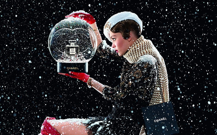 Lily-Rose Depp a Chanel 2019-es karácsonyi kampányában