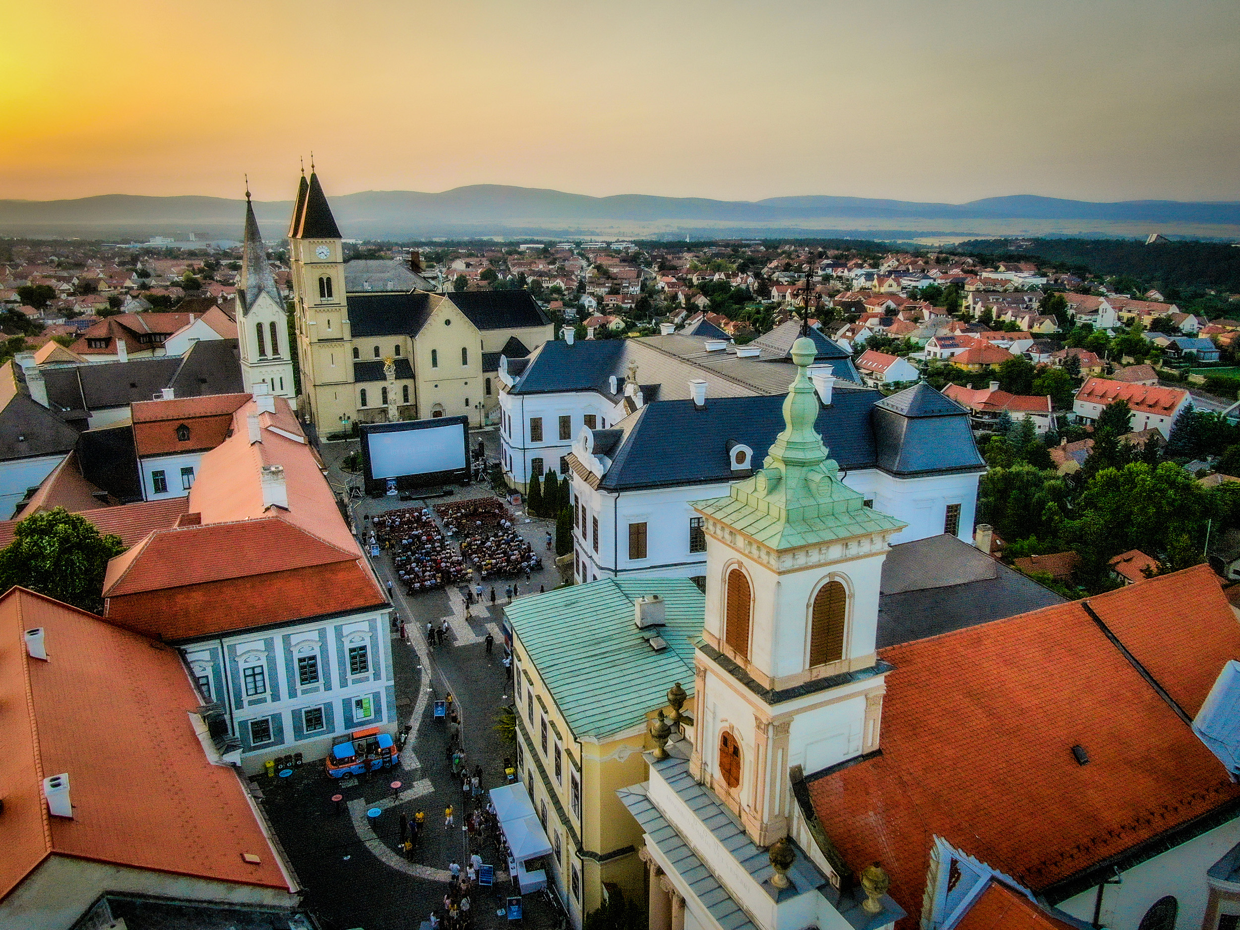 Szabadtéri vetítés a Magyar Mozgókép Fesztiválon Veszprémben (Fotó: EKF)