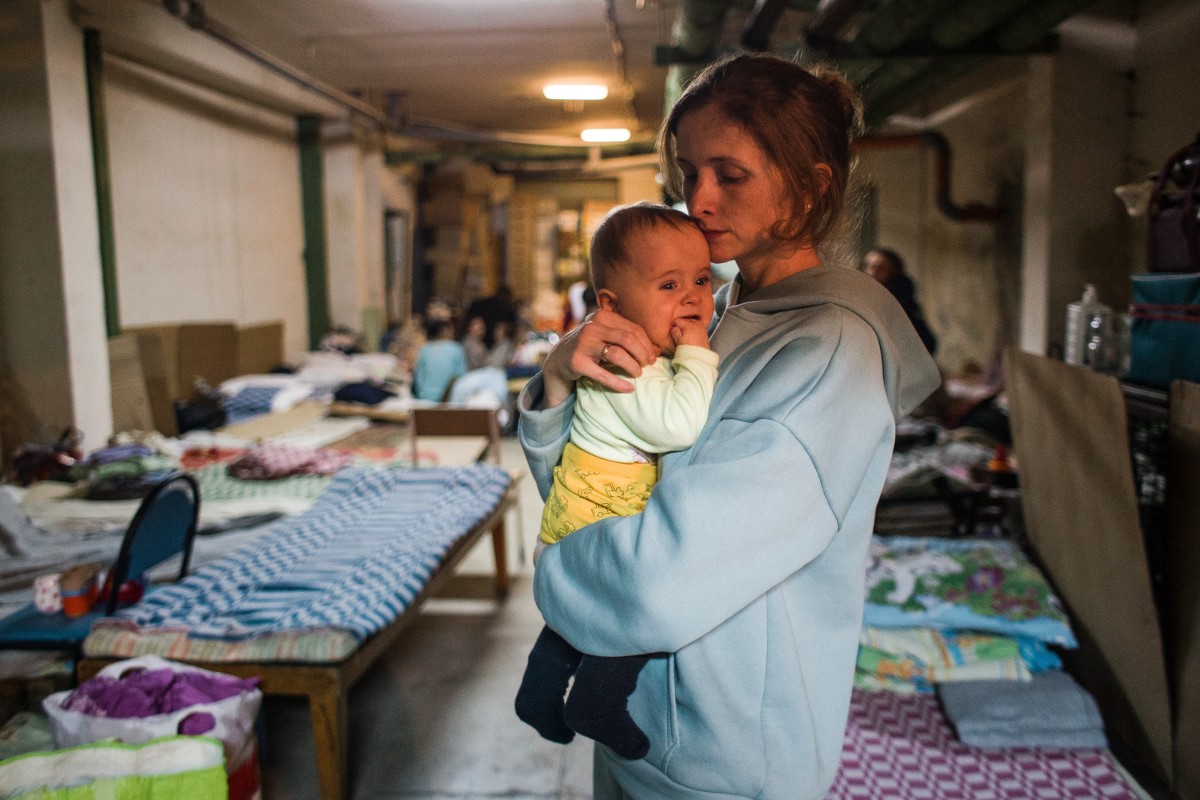 © Hölvényi Kristóf: A kijevi Ohmatdyt Gyermekkórházban anya és gyermeke az óvóhelyen. Kijev, 2022. március 2.