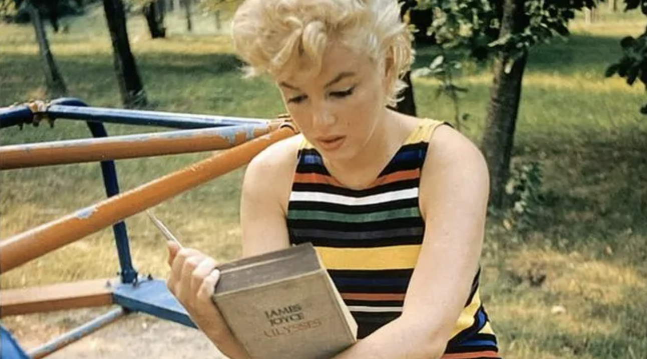 Marilyn Monroe is mindjárt befejezi az az Ulyssest – Fotó: Eve Arden, Long Island, New York, 1955