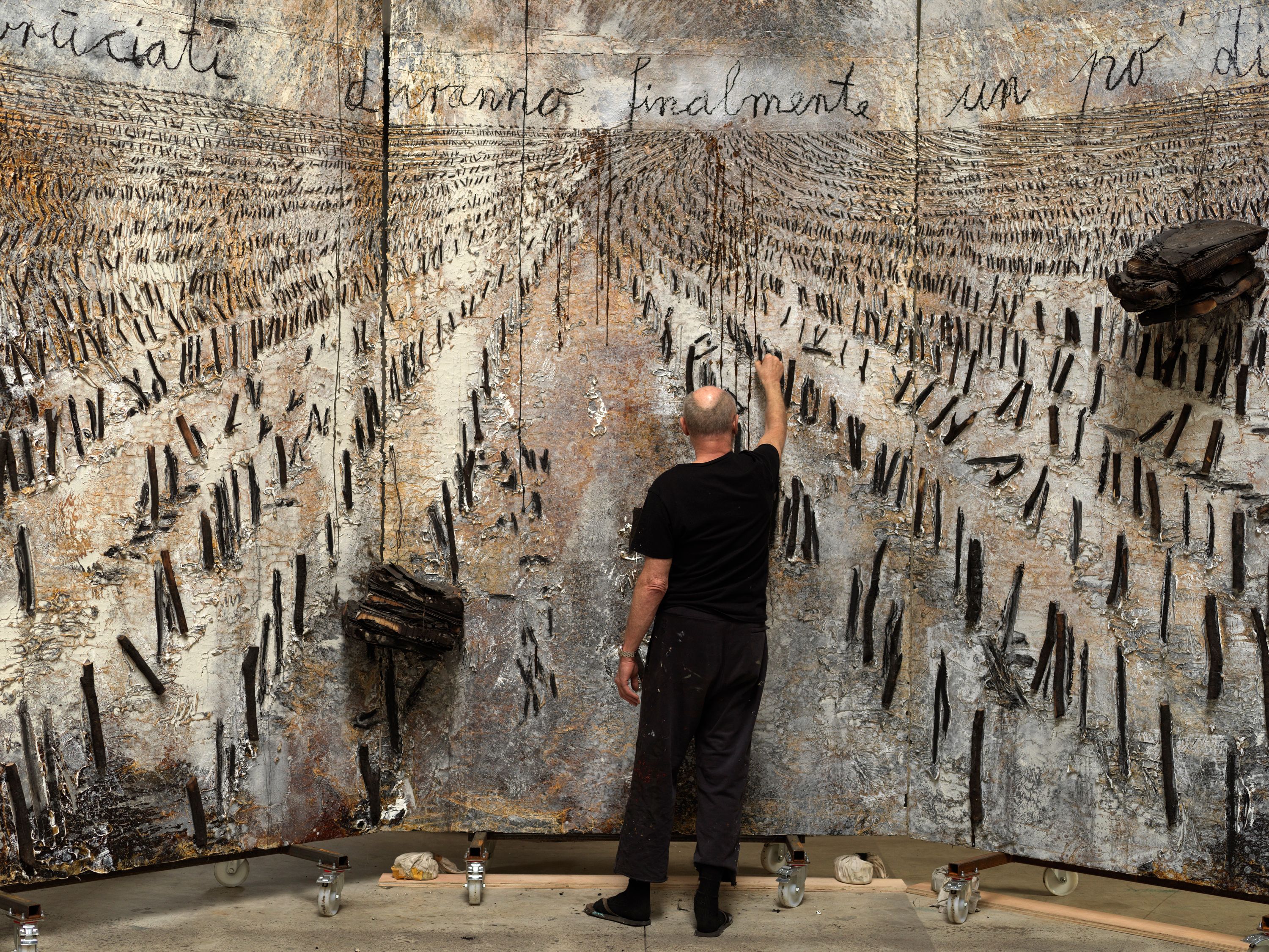 Anselm Kiefer alkotás közben – Fotó: MKE