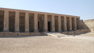 Királyszobrot, állatmúmiákat tártak fel az egyiptomi Abüdoszban