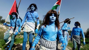 Kék űrlénynek öltözve tüntettek a palesztinok