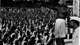 Tengerbe szórták Gandhi titokban őrzött hamvait