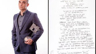 Robbie Williams megválik ruháitól