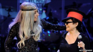 Lady Gaga és Yoko Ono egy színpadon