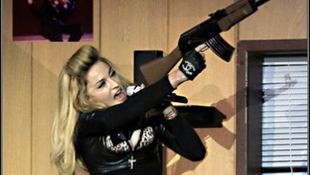 Madonna a színpadon lövöldözött