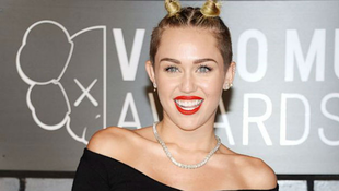 Miley Cyrus helyett egy fiatal hajléktalan vette át a díjat