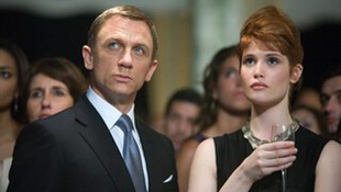 Bond igazából a szőkéket szereti