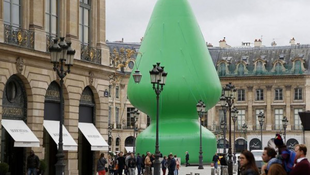 Provokatív szobor Párizs főterén